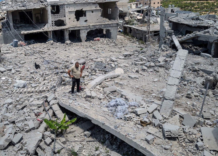 Abed Hachem, 46 anni, guarda in piedi la sua casa distrutta da un attacco aereo israeliano mentre torna al suo villaggio dopo essere stato sfollato a causa della guerra, in seguito all’accordo tra Stati Uniti e Iran, a Qlailieh, nel distretto di Tiro, in Libano. (REUTERS/Zohra Bensemra)
