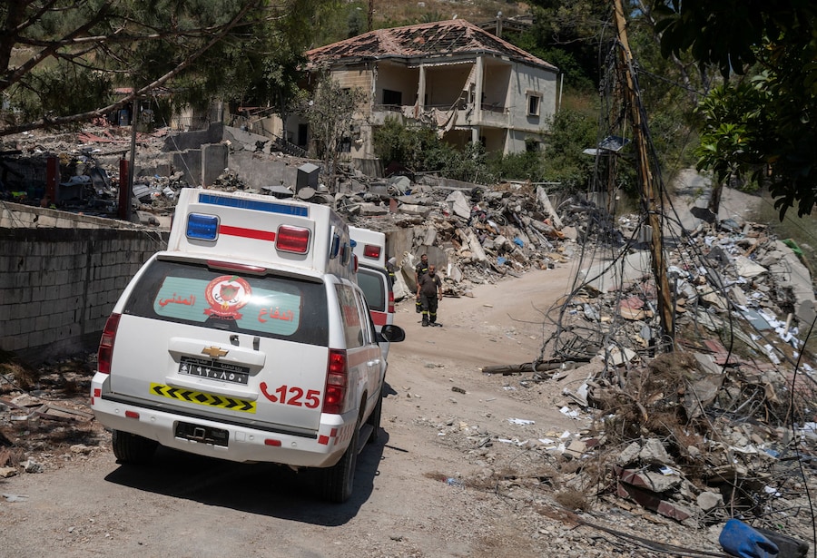 Ambulanze della Protezione Civile libanese, ente governativo che costituisce la principale forza del Paese in materia di antincendio, primo soccorso e salvataggio, davanti alla propria sede centrale a Nabatieh, in Libano, a seguito dell’accordo tra Stati Uniti e Iran. La sede era stata distrutta da un attacco aereo israeliano nel mese di maggio. (REUTERS/Zohra Bensemra)