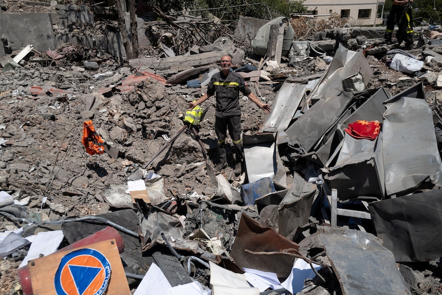 Ali Jaber, 55 anni, membro della Protezione Civile libanese, la principale forza antincendio, di pronto soccorso e di soccorso del paese, reagisce mentre si trova in un cratere presso il loro quartier generale a Nabatieh, in Libano, in seguito all’accordo tra Stati Uniti e Iran. Il quartier generale è stato distrutto da un attacco aereo israeliano a maggio. (REUTERS/Zohra Bensemra)