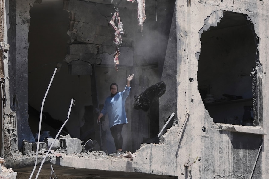 Una residente reagisce mentre recupera i propri effetti personali dal proprio appartamento in un edificio danneggiato dai bombardamenti israeliani nella città portuale meridionale di Tiro, in Libano. (AP Photo/Hassan Ammar/Associate Press/ LaPresse/APN)