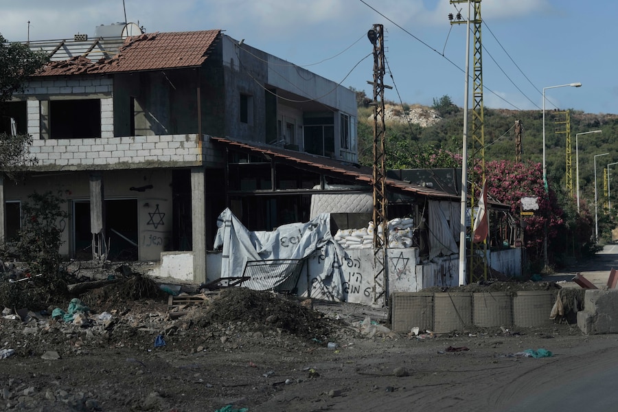 Su una casa nella città meridionale di Naqoura, in Libano, sono visibili dei graffiti realizzati da soldati israeliani. (AP Photo/Bilal Hussein/Associate Press/ LaPresse/APN)