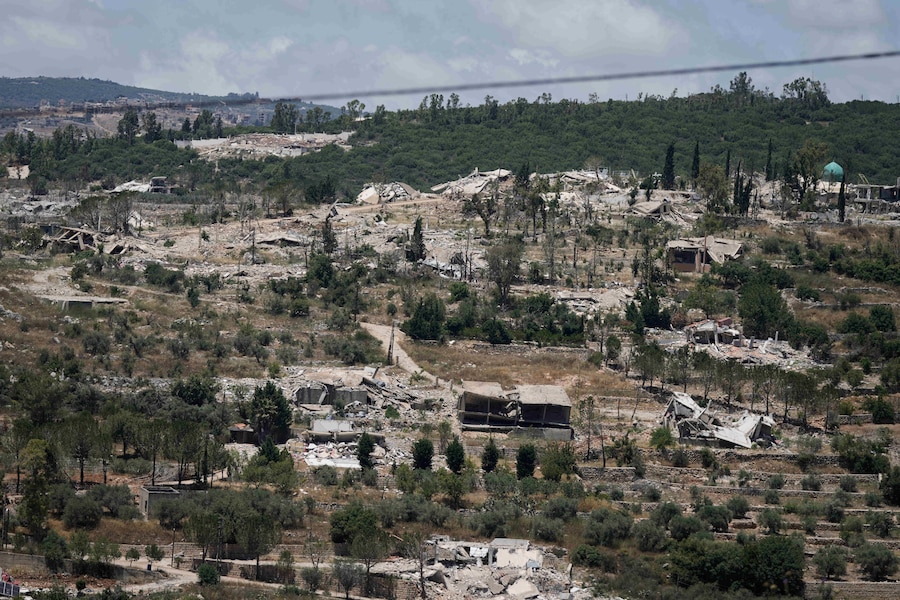 Case in rovina a seguito dei precedenti attacchi aerei israeliani nel villaggio meridionale di Haneen, in Libano. (AP Photo/Bilal Hussein/Associate Press/ LaPresse/APN)