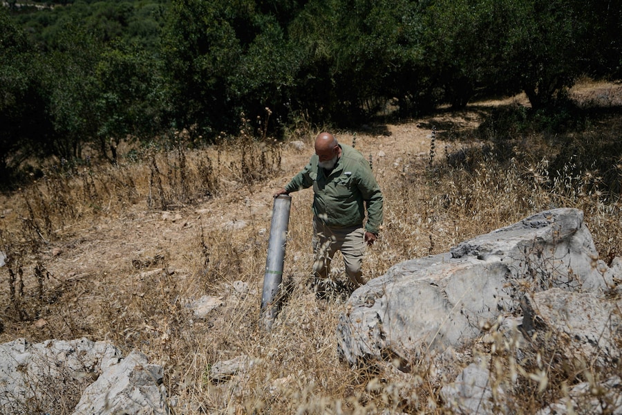 Zaki Maron ispeziona parte di un razzo caduto nella sua fattoria nel villaggio cristiano di Ain Ebel, nel sud del Libano. (AP Photo/Bilal Hussein/Associate Press/ LaPresse/APN)