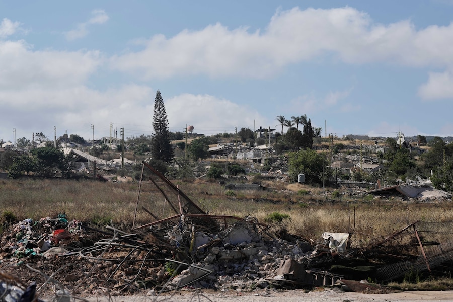 Case in rovina a seguito dei precedenti attacchi aerei israeliani nella città meridionale di Naqoura, in Libano. (AP Photo/Bilal Hussein/Associate Press/ LaPresse/APN)