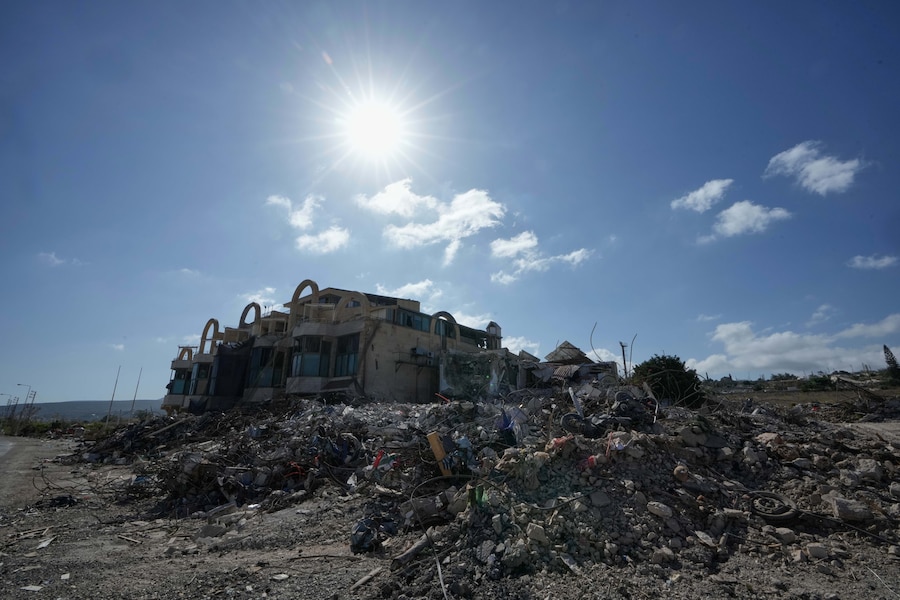 Case in rovina a seguito dei precedenti attacchi aerei israeliani nella città meridionale di Naqoura, in Libano. (AP Photo/Bilal Hussein/Associate Press/ LaPresse/APN)