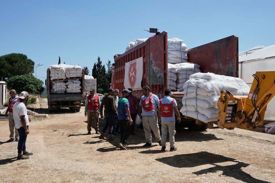 Nel villaggio cristiano di Ain Ebel, nel sud del Libano, alcuni lavoratori scaricano mangimi di emergenza per il bestiame e generi di prima necessità destinati agli agricoltori da un convoglio umanitario organizzato dall’Ordine di Malta, un ordine religioso laico cattolico. (AP Photo/Bilal Hussein/Associate Press/ LaPresse/APN)