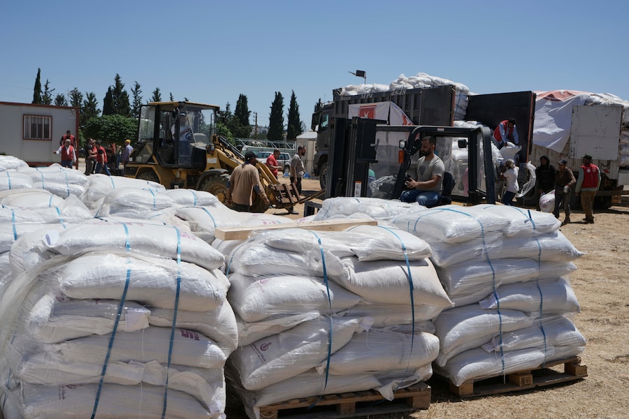 Nel villaggio cristiano di Ain Ebel, nel sud del Libano, alcuni lavoratori scaricano mangimi di emergenza per il bestiame e generi di prima necessità destinati agli agricoltori da un convoglio umanitario organizzato dall’Ordine di Malta, un ordine religioso laico cattolico. (AP Photo/Bilal Hussein/Associate Press/ LaPresse/APN)
