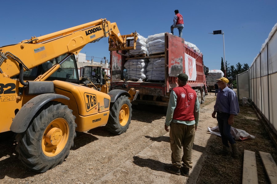 Nel villaggio cristiano di Ain Ebel, nel sud del Libano, alcuni lavoratori scaricano mangimi di emergenza per il bestiame e generi di prima necessità destinati agli agricoltori da un convoglio umanitario organizzato dall’Ordine di Malta, un ordine religioso laico cattolico. (AP Photo/Bilal Hussein/Associate Press/ LaPresse/APN)
