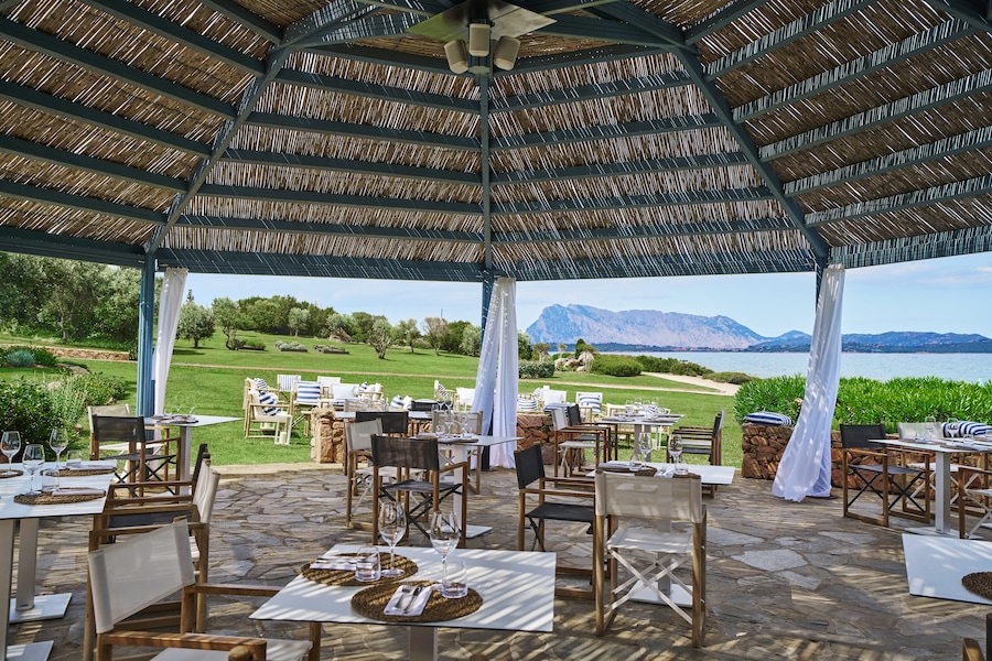 Il gazebo con l isola di Tavolara sullo sfondo