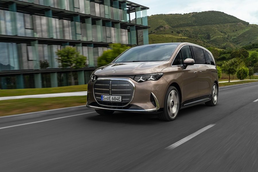 Der neue elektrische Mercedes-Benz VLE / Presse Test Drive Bilbao, Spain (Mercedes-Benz VLE 300 elektrisch | Energieverbrauch kombiniert: 20,7–18,4 kWh/100 km | CO₂-Emissionen kombiniert: 0 g/km | CO₂-Klasse: A) // The all-new Mercedes-Benz VLE/ Press Test Drive Bilbao, Spain (Mercedes-Benz VLE 300 electric | combined energy consumption: 20.7-18.4 kWh/100 km | combined CO₂ emissions: 0 g/km | CO₂ class: A EXTERIOR: velvet brown metallic | INTERIOR: nappa leather ivory beige