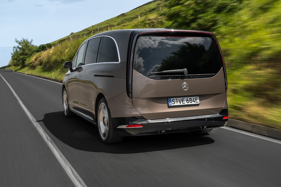 Der neue elektrische Mercedes-Benz VLE / Presse Test Drive Bilbao, Spain (Mercedes-Benz VLE 300 elektrisch | Energieverbrauch kombiniert: 20,7–18,4 kWh/100 km | CO₂-Emissionen kombiniert: 0 g/km | CO₂-Klasse: A) // The all-new Mercedes-Benz VLE/ Press Test Drive Bilbao, Spain (Mercedes-Benz VLE 300 electric | combined energy consumption: 20.7-18.4 kWh/100 km | combined CO₂ emissions: 0 g/km | CO₂ class: A EXTERIOR: velvet brown metallic | INTERIOR: nappa leather ivory beige