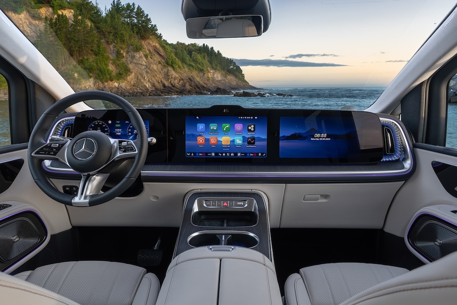 Der neue elektrische Mercedes-Benz VLE / Presse Test Drive Bilbao, Spain (Mercedes-Benz VLE 300 elektrisch | Energieverbrauch kombiniert: 20,7–18,4 kWh/100 km | CO₂-Emissionen kombiniert: 0 g/km | CO₂-Klasse: A) // The all-new Mercedes-Benz VLE/ Press Test Drive Bilbao, Spain (Mercedes-Benz VLE 300 electric | combined energy consumption: 20.7-18.4 kWh/100 km | combined CO₂ emissions: 0 g/km | CO₂ class: A EXTERIOR: velvet brown metallic | INTERIOR: nappa leather ivory beige