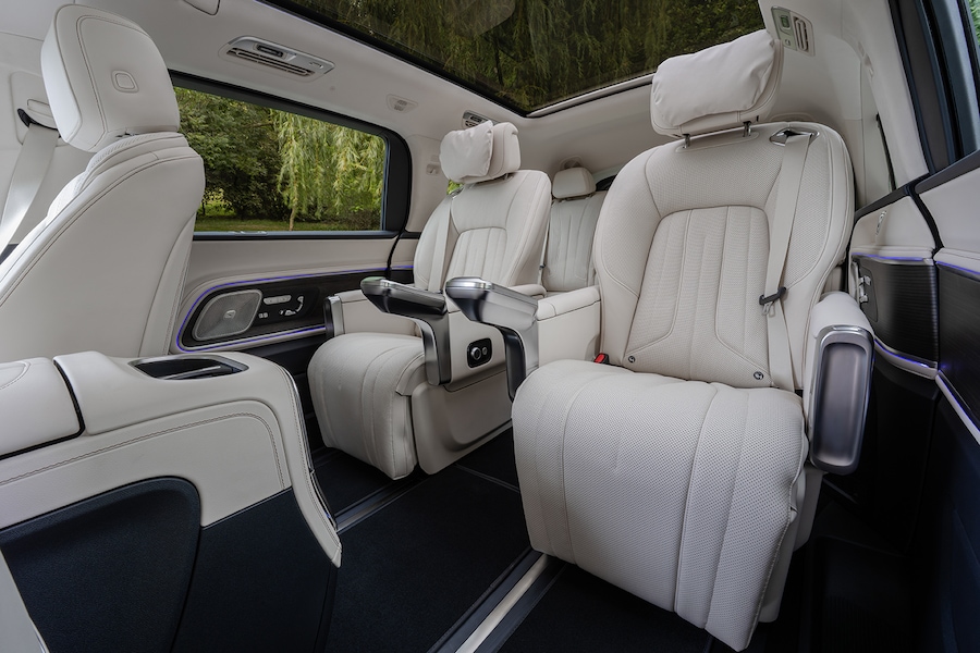 Der neue elektrische Mercedes-Benz VLE / Presse Test Drive Bilbao, Spain (Mercedes-Benz VLE 300 elektrisch | Energieverbrauch kombiniert: 20,7–18,4 kWh/100 km | CO₂-Emissionen kombiniert: 0 g/km | CO₂-Klasse: A) // The all-new Mercedes-Benz VLE/ Press Test Drive Bilbao, Spain (Mercedes-Benz VLE 300 electric | combined energy consumption: 20.7-18.4 kWh/100 km | combined CO₂ emissions: 0 g/km | CO₂ class: A EXTERIOR: velvet brown metallic | INTERIOR: nappa leather ivory beige