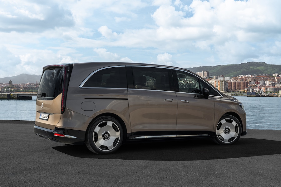 Der neue elektrische Mercedes-Benz VLE / Presse Test Drive Bilbao, Spain (Mercedes-Benz VLE 300 elektrisch | Energieverbrauch kombiniert: 20,7–18,4 kWh/100 km | CO₂-Emissionen kombiniert: 0 g/km | CO₂-Klasse: A) // The all-new Mercedes-Benz VLE/ Press Test Drive Bilbao, Spain (Mercedes-Benz VLE 300 electric | combined energy consumption: 20.7-18.4 kWh/100 km | combined CO₂ emissions: 0 g/km | CO₂ class: A EXTERIOR: velvet brown metallic | INTERIOR: nappa leather ivory beige