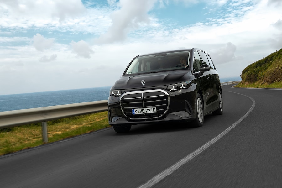 Der neue elektrische Mercedes-Benz VLE / Presse Test Drive Bilbao, Spain (Mercedes-Benz VLE 300 elektrisch | Energieverbrauch kombiniert: 20,7–18,4 kWh/100 km | CO₂-Emissionen kombiniert: 0 g/km | CO₂-Klasse: A) // The all-new Mercedes-Benz VLE/ Press Test Drive Bilbao, Spain (Mercedes-Benz VLE 300 electric | combined energy consumption: 20.7-18.4 kWh/100 km | combined CO₂ emissions: 0 g/km | CO₂ class: A EXTERIOR: obsidian black metallic | INTERIOR: ARTICO man-made leather
