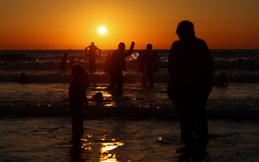 I palestinesi si radunano lungo la costa del Mar Mediterraneo in una calda giornata estiva, a Gaza City. (REUTERS/Dawoud Abu Alkas)