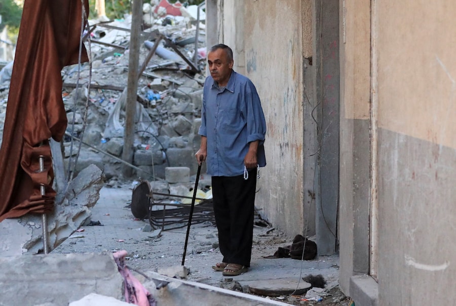 Un uomo palestinese ispeziona il luogo in cui si è verificato un attacco israeliano contro un appartamento nella città di Gaza, il 20 giugno 2026. (REUTERS/Dawoud Abu Alkas)
