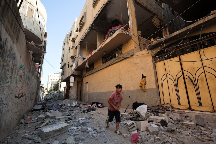 Un ragazzino palestinese corre davanti al luogo in cui si è verificato un attacco israeliano contro un appartamento nella città di Gaza, il 20 giugno 2026. (REUTERS/Dawoud Abu Alkas)