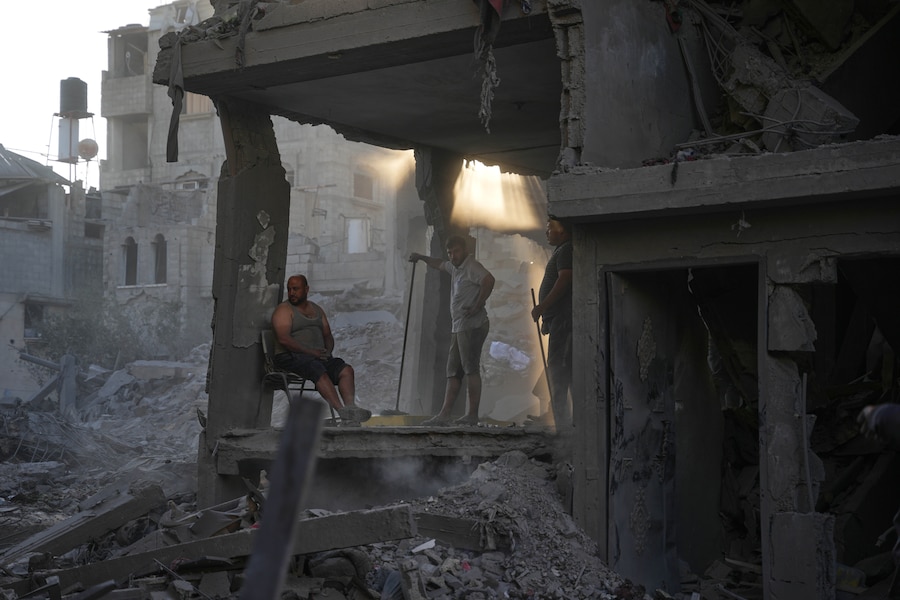 I palestinesi rimuovono le macerie di un edificio distrutto da un attacco aereo israeliano nel campo profughi di al-Maghazi, nella parte centrale della Striscia di Gaza. (AP Photo/Abdel Kareem Hana/Associated Press / LaPresse/APN)