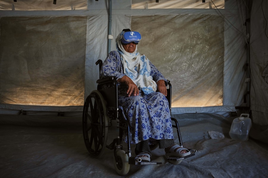Khadija Al-Ladawi, 71 anni, partecipa a una seduta di sostegno psicologico utilizzando un visore per la realtà virtuale in una tenda gestita da un team di tecnologia medica a Zawaida, nella Striscia di Gaza centrale. (AP Photo/Abdel Kareem Hana/Associated Press / LaPresse/APN)