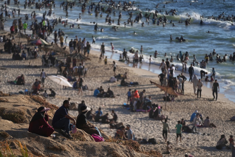 I palestinesi si godono la spiaggia del Mar Mediterraneo durante un’ondata di caldo a Nuseirat, nella Striscia di Gaza centrale. (AP Photo/Abdel Kareem Hana/Associated Press / LaPresse/APN)