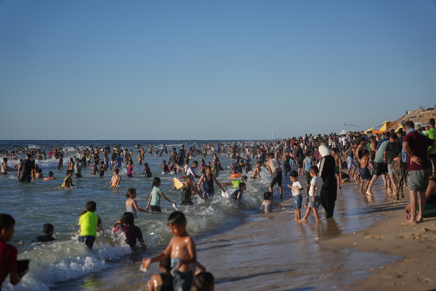 I palestinesi si godono la spiaggia del Mar Mediterraneo durante un’ondata di caldo a Nuseirat, nella Striscia di Gaza centrale. (AP Photo/Abdel Kareem Hana/Associated Press / LaPresse/APN)
