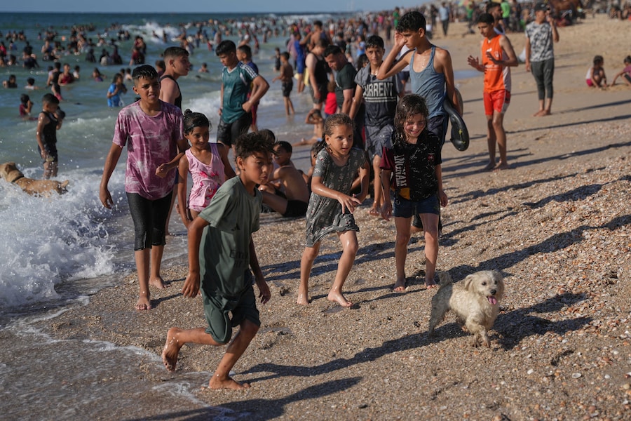 I palestinesi si godono la spiaggia del Mar Mediterraneo a Nuseirat, nella Striscia di Gaza centrale. (AP Photo/Abdel Kareem Hana/Associated Press / LaPresse/APN)