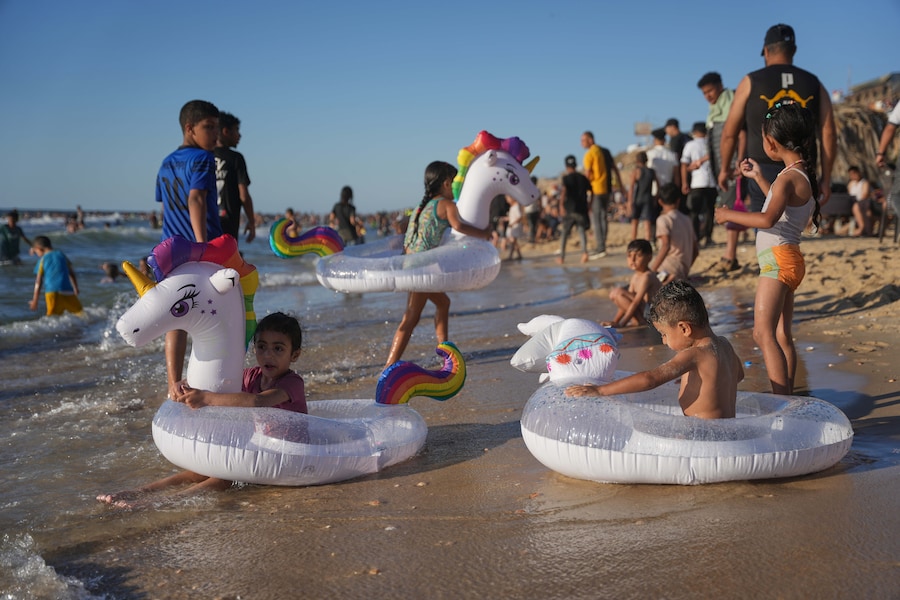 I palestinesi si godono la spiaggia del Mar Mediterraneo a Nuseirat, nella Striscia di Gaza centrale. (AP Photo/Abdel Kareem Hana/Associated Press / LaPresse/APN)