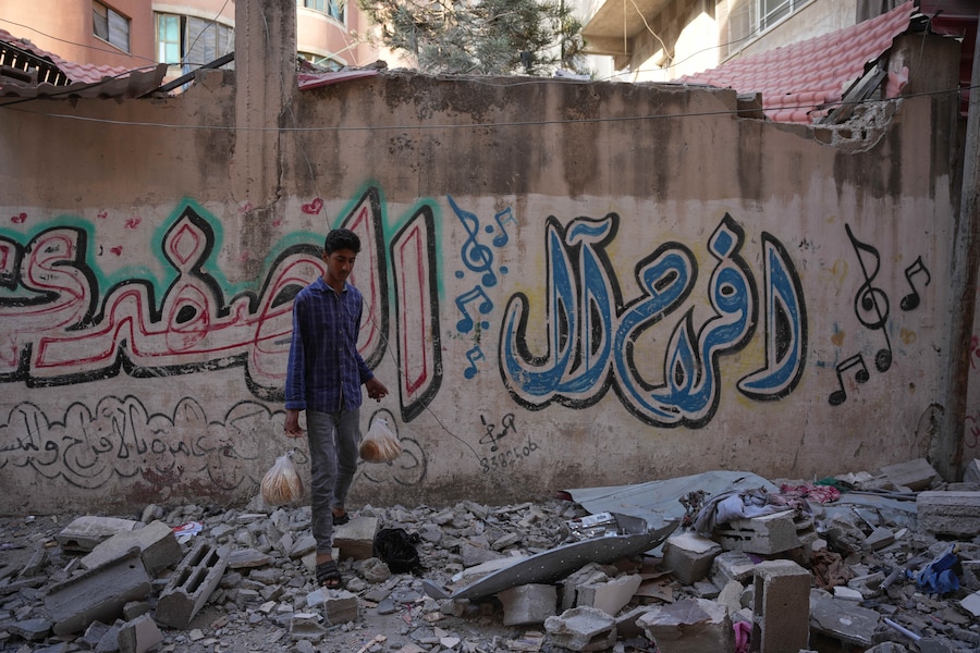 Un uomo palestinese ispeziona le macerie dell'appartamento della famiglia Safadi, danneggiato durante un attacco aereo israeliano sferrato nella notte a Gaza City, sabato 20 giugno 2026. (AP Photo/Abdel Kareem Hana/Associated Press / LaPresse/APN)