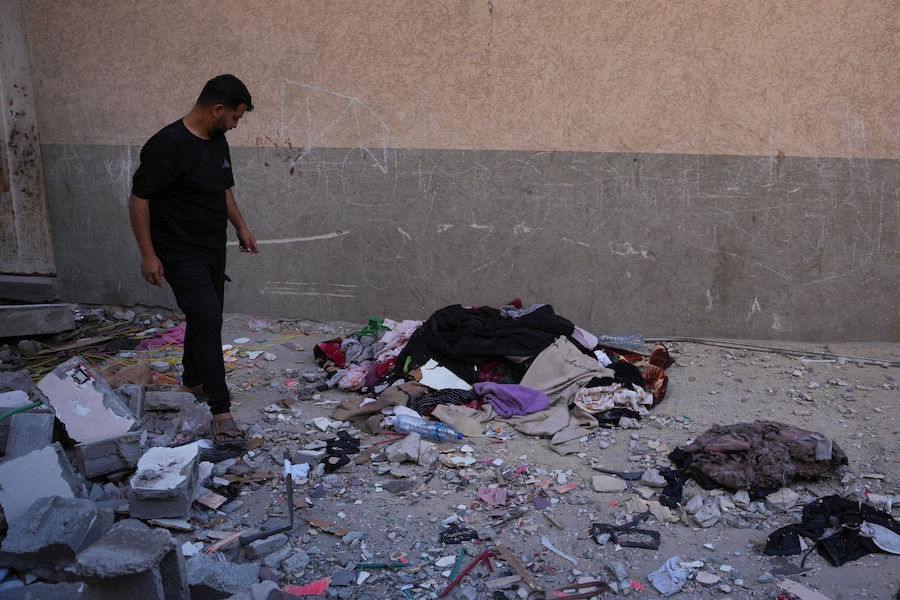 Un uomo palestinese ispeziona le macerie dell'appartamento della famiglia Safadi nella città di Gaza, sabato 20 giugno 2026, in seguito a un attacco aereo israeliano avvenuto durante la notte. (AP Photo/Abdel Kareem Hana/Associated Press / LaPresse/APN)