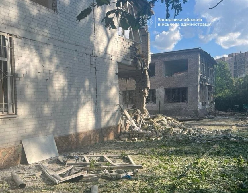 Immagine di un edificio danneggiato dopo che il governatore regionale Ivan Fedorov ha dichiarato su Telegram che sabato le forze russe hanno colpito la città di Zaporizhzhia, nel sud-est dell’Ucraina, con bombe plananti; l’immagine, fornita dall’amministrazione, indica come località Zaporizhzhia, regione di Zaporizhzhia. (Amministrazione militare della regione di Zaporizhzhia/Foto fornita tramite REUTERS)