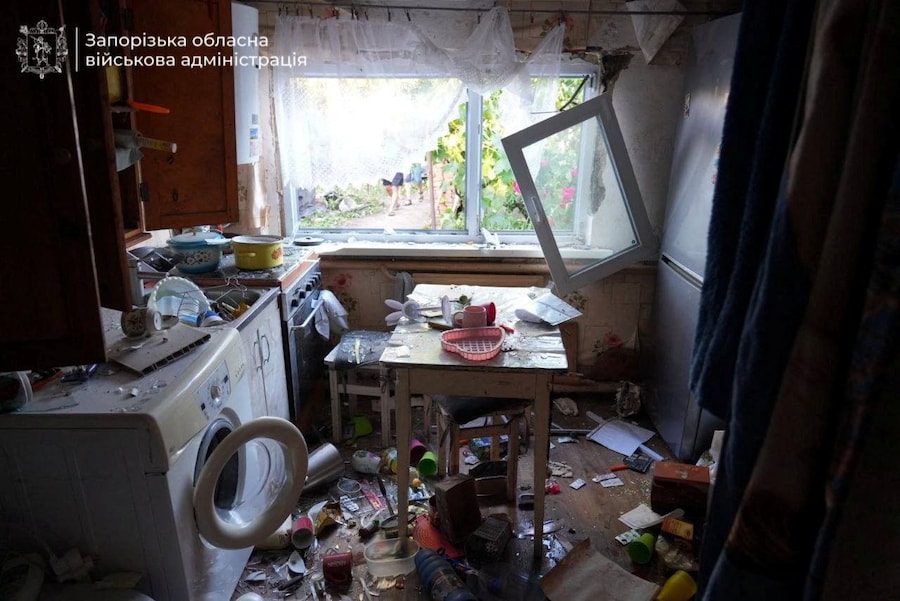 Immagine dei danni all’interno di un edificio dopo che il governatore regionale Ivan Fedorov ha dichiarato su Telegram che sabato le forze russe hanno colpito la città di Zaporizhzhia, nel sud-est dell’Ucraina, con bombe plananti; l’immagine, fornita dall’amministrazione, indica come località Zaporizhzhia, regione di Zaporizhzhia. (Amministrazione militare della regione di Zaporizhzhia/Foto fornita tramite REUTERS)