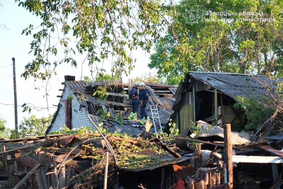 I servizi di emergenza intervengono su un edificio danneggiato, dopo che il governatore regionale Ivan Fedorov ha dichiarato su Telegram che sabato le forze russe hanno colpito la città di Zaporizhzhia, nel sud-est dell’Ucraina, con bombe plananti, come si vede in questa immagine fornita dall’amministrazione, la cui ubicazione è indicata come Zaporizhzhia, regione di Zaporizhzhia. (Amministrazione militare della regione di Zaporizhzhia/Foto fornita tramite REUTERS)