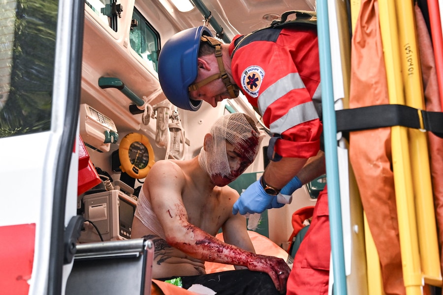 Materiale sensibile. Questa immagine potrebbe risultare offensiva o disturbante. Un paramedico presta soccorso a un residente rimasto ferito durante un attacco aereo russo, nel contesto dell'offensiva russa contro l'Ucraina, a Zaporizhzhia. (REUTERS/Stringer)