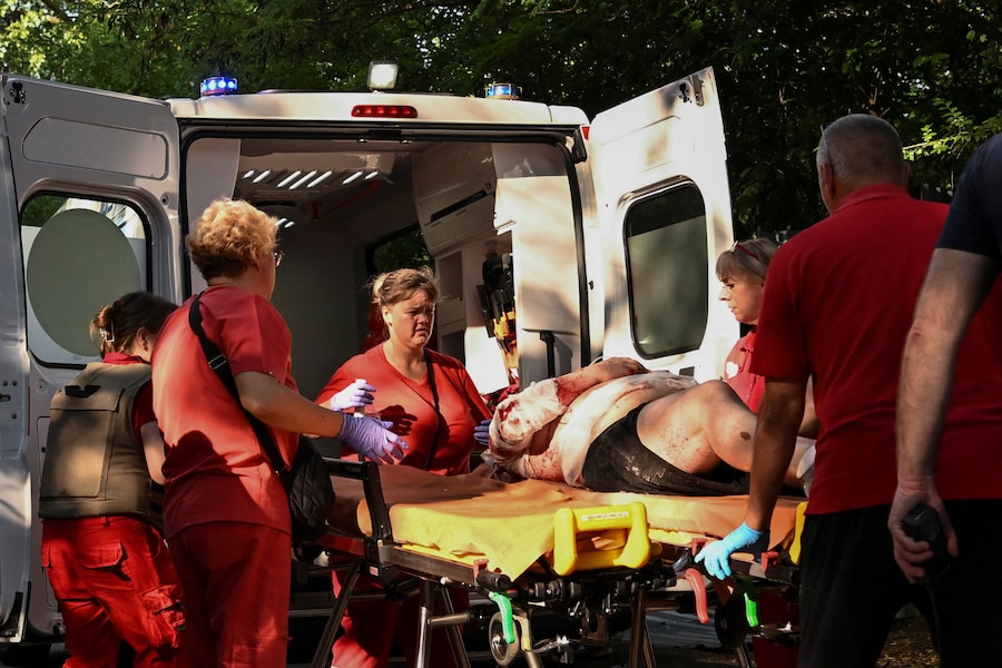 Materiale sensibile. Questa immagine potrebbe risultare offensiva o disturbante. I paramedici trasportano in ambulanza un residente rimasto ferito durante un attacco aereo russo, nel contesto dell'offensiva russa contro l'Ucraina, a Zaporizhzhia. (REUTERS/Stringer)