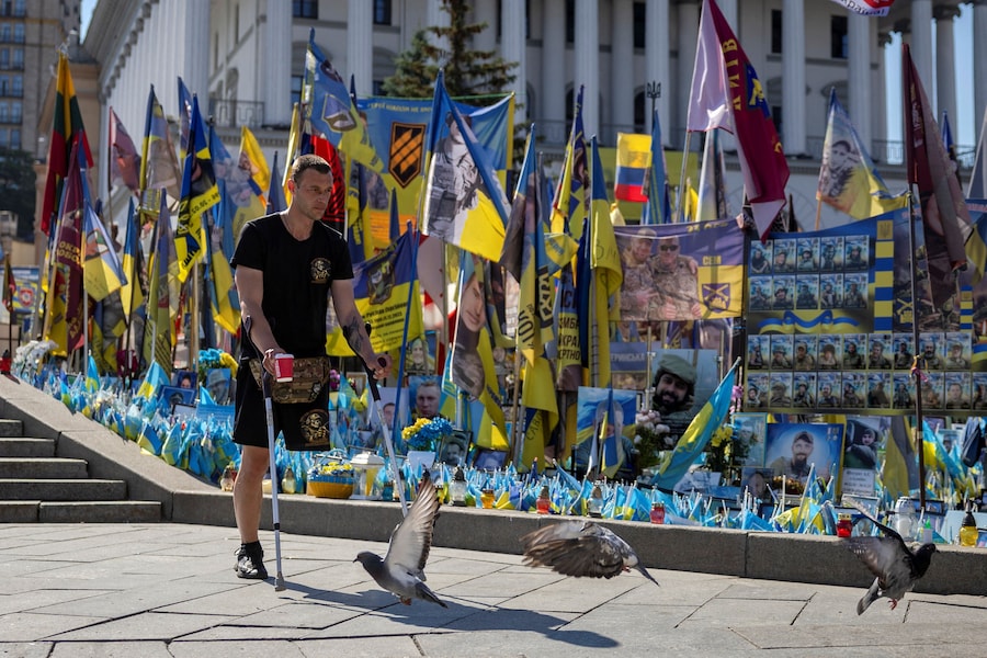 Un veterano di guerra ucraino, amputato, rende omaggio ai militari ucraini che hanno perso la vita combattendo contro la Russia, nel contesto dell’attacco russo all’Ucraina, a Kiev, Ucraina, il 21 giugno 2026. (REUTERS/Thomas Peter)