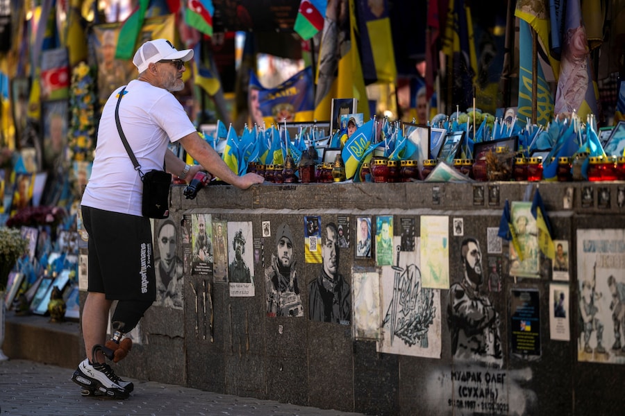 Un veterano di guerra ucraino, amputato, rende omaggio ai compagni caduti presso un memoriale dedicato ai militari ucraini che hanno perso la vita combattendo contro la Russia, nel contesto dell'attacco russo all'Ucraina, a Kiev, Ucraina, il 21 giugno 2026. (REUTERS/Thomas Peter)