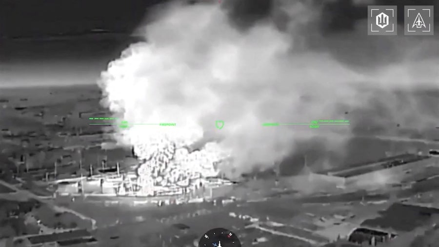 Immagine tratta da un video diffuso il 21 giugno 2026. Un filmato girato da un drone mostra fiamme e fumo che si levano dagli edifici, in quello che il presidente ucraino Volodymyr Zelenskiy ha definito un attacco a un deposito di petrolio nella città di Kerch, in Crimea. (Robert Brovdi via Telegram/Foto fornita via REUTERS)