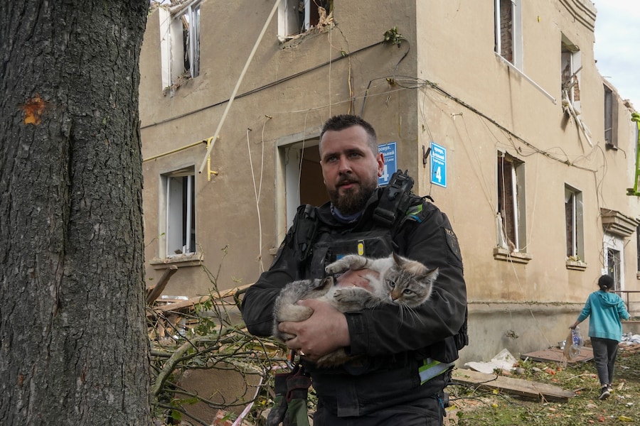 Un agente di polizia salva un gatto durante le operazioni di ricerca e soccorso nell’edificio residenziale danneggiato a seguito dell’attacco missilistico russo a Kharkiv. (AP Photo/Andrii Marienko/Associated Press/ LaPresse/APN)