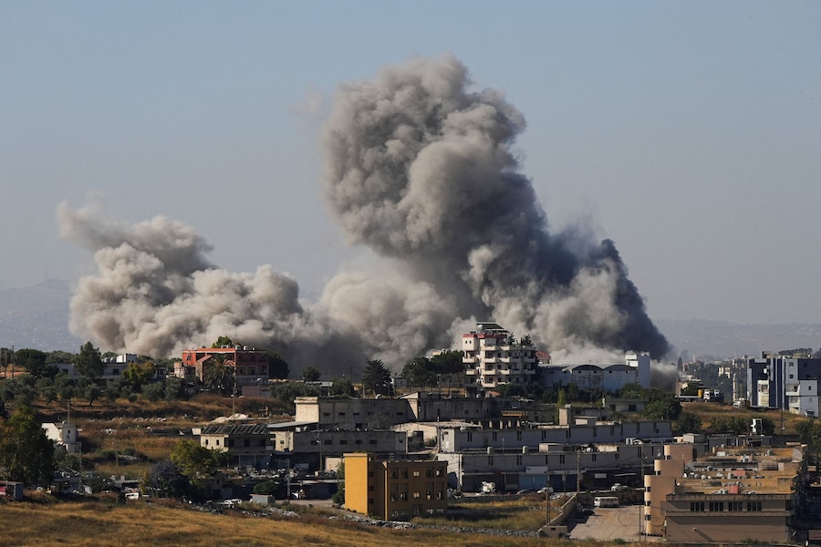 Il fumo si alza dal Libano meridionale in seguito a un attacco israeliano, come si vede da Nabatieh. (REUTERS/Stringer)