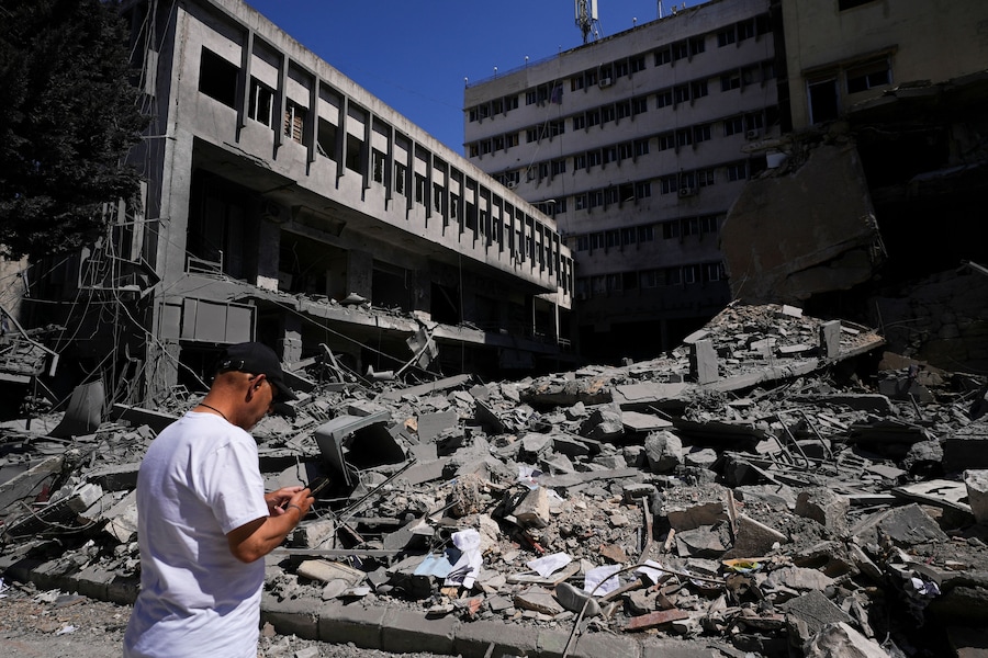 Una persona si trova vicino alle macerie all'indomani di un attacco israeliano a Nabatieh, in Libano, il 21 giugno 2026. (REUTERS/Stringer)
