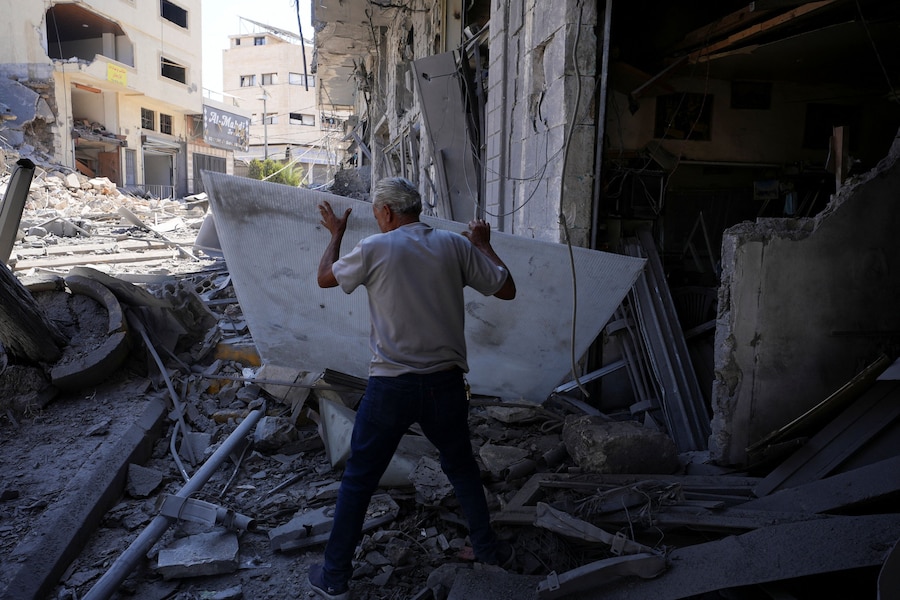 Una persona rimuove le macerie all'indomani di un attacco israeliano a Nabatieh, in Libano, il 21 giugno 2026. (REUTERS/Stringer)