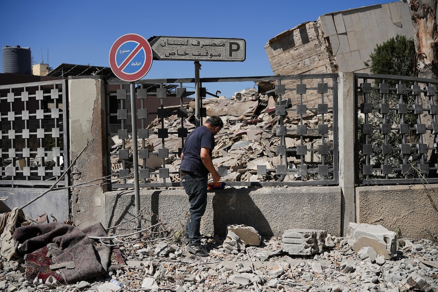 Una persona ispeziona i danni causati da un attacco israeliano a Nabatieh, in Libano, il 21 giugno 2026. (REUTERS/Stringer)