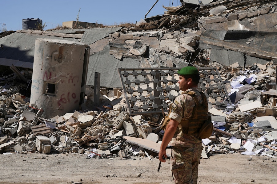 Un soldato dell'esercito libanese ispeziona i danni causati da un attacco israeliano a Nabatieh, in Libano, il 21 giugno 2026. (REUTERS/Stringer)