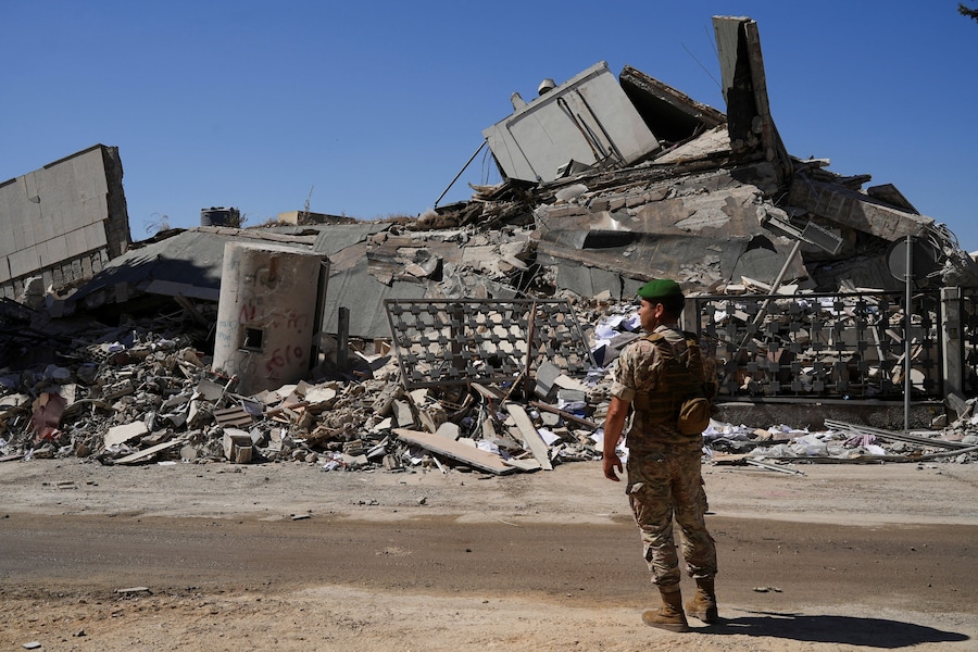 Un soldato dell'esercito libanese ispeziona i danni causati da un attacco israeliano a Nabatieh, in Libano, il 21 giugno 2026. (REUTERS/Stringer)