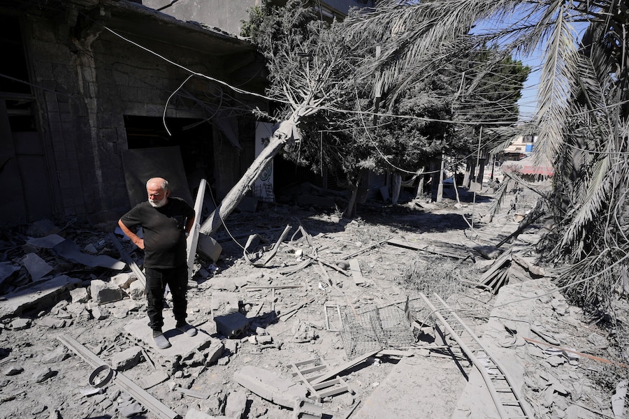 Una persona esamina i danni causati da un attacco israeliano a Nabatieh, in Libano, il 21 giugno 2026. (REUTERS/Stringer)