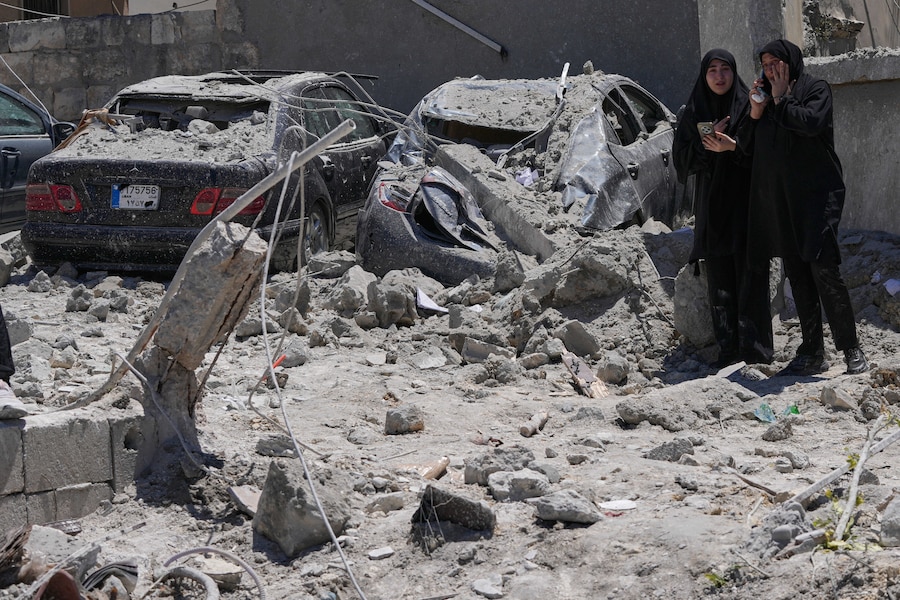 I parenti delle vittime disperse piangono mentre si radunano sul luogo dove sorgevano gli edifici distrutti da un attacco aereo israeliano nel villaggio di Qannarit, nel Libano meridionale. (AP Photo/Mohammed Zaatari/Associated Press/LaPresse/APN)
