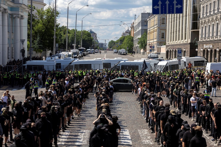 La polizia blocca un manifestante di destra che protesta contro l'annuale Marcia per l'uguaglianza del Kyiv Pride, un evento organizzato dalla comunità LGBT+ ucraina a Kiev, Ucraina, il 21 giugno 2026. (REUTERS)
