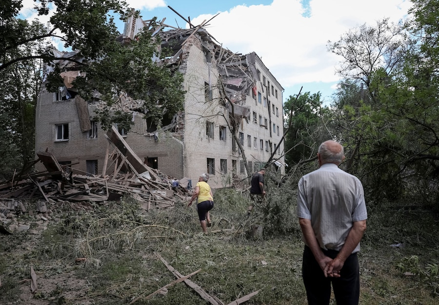 Un condominio danneggiato da un attacco militare russo nella città di Sloviansk, in prima linea nella regione di Donetsk, Ucraina. (REUTERS)