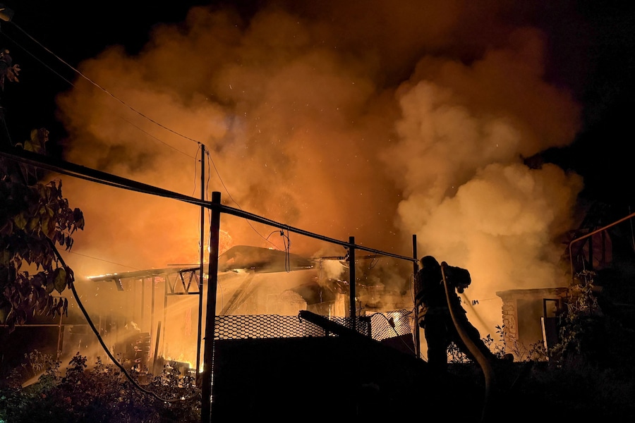 Un vigile del fuoco spegna l’incendio in un'abitazione privata dopo un attacco notturno sferrato da un drone russo a Zaporizhzhia, Ucraina, il 22 giugno 2026. (REUTERS)